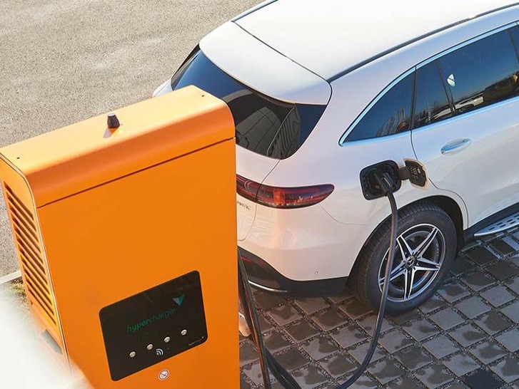 Ab 2021 sollen ökologisch orientierte Elektroauto-Fahrerinnen und -Fahrer bei Ladegrün tanken können.