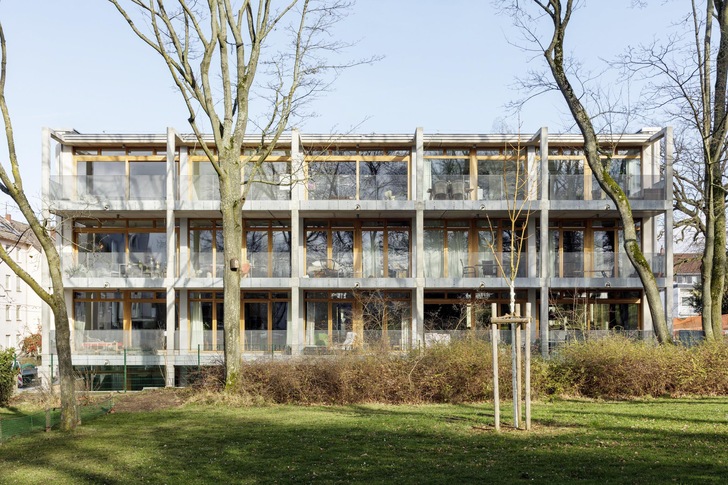Das Mehrfamilienhaus K76 in Darmstadt wird mit Infrarot-Paneelen beheizt und ist Modellbauvorhaben für das Forschungsprojekt IR﻿-Bau. - © Thomas Ott
