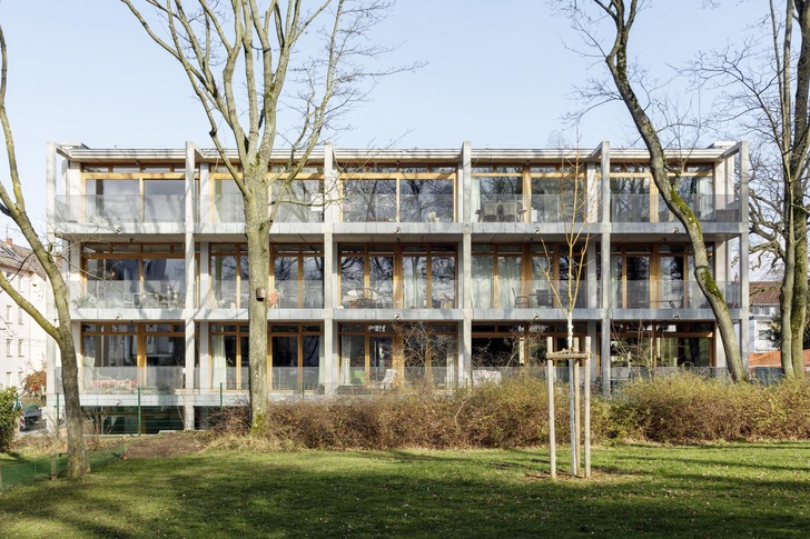 Das Mehrfamilienhaus K76 in Darmstadt wird mit Infrarot-Paneelen beheizt und ist Modellbauvorhaben für das Forschungsprojekt IR﻿-Bau.