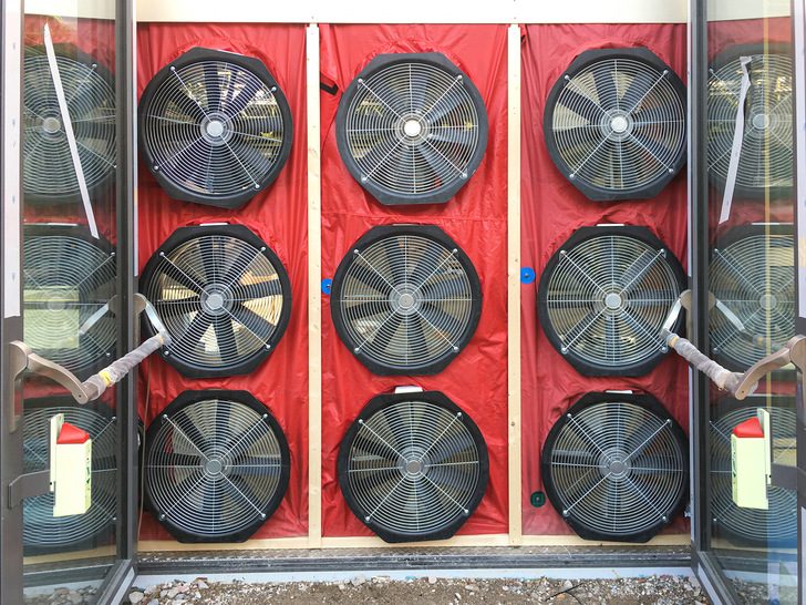 Das GEG ist da und damit die DIN EN ISO 9972 zur neuen Messnorm gekürt. Was das für die Messungen bedeutet, erläutert der Blower-Door-Praktiker Holger Merkel in diesem Artikel.