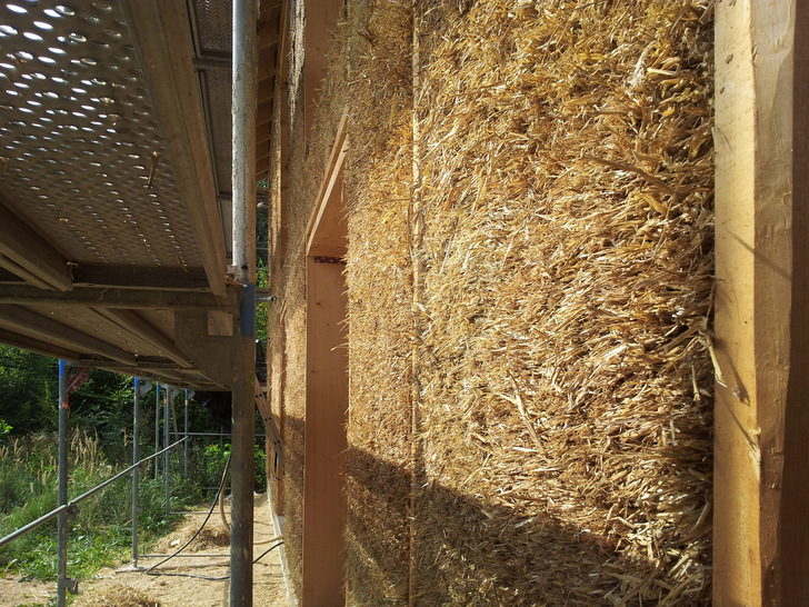 Stroh ist ein neu entdeckter Dämmstoff aus nachwachsenden Rohstoffen, der sich zunehmender Beliebtheit erfreut.