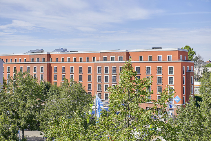 1 Das lang gestreckte Apartmenthaus „66 Monkeys“ erfüllt den Gebäude­standard KfW-Effizienzhaus 40 Plus – die 400 mm dicken XPS-Dämmplatten TOP 30 TB SF von Austrotherm tragen dazu ein maßgebliches Scherflein bei.