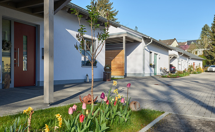 Massive Eigenheime: Die in Neuwied verwendeten Planblöcke „KLB-SK09“ erreichen einen Wärmeleitwert von 0,09 W/(mK). Dank eines zusätzlichen Dämmstoffkernes erzielen die Außenwände einen U-Wert von 0,23 W/(m²K) – ganz ohne zusätzliches Wärmedämmverbundsystem.