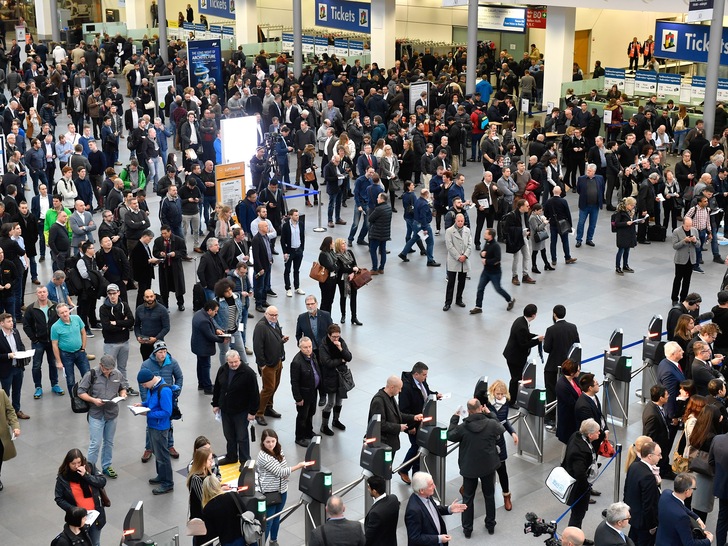 2019 drängten sich die Besucher der BAU im Foyer. In diesem Jahr herrschte dort die gebotene Cortonadistanz in Form von gähnender Leere – auf die BAU ging's ausschließlich per Mausklick.