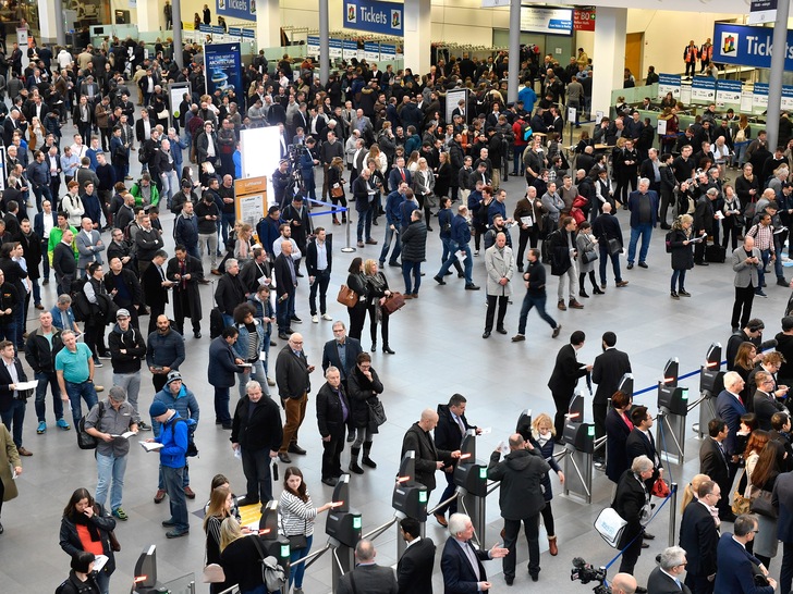 2019 drängten sich die Besucher der BAU im Foyer. In diesem Jahr herrschte dort die gebotene Cortonadistanz in Form von gähnender Leere – auf die BAU ging's ausschließlich per Mausklick. - © Messe München
