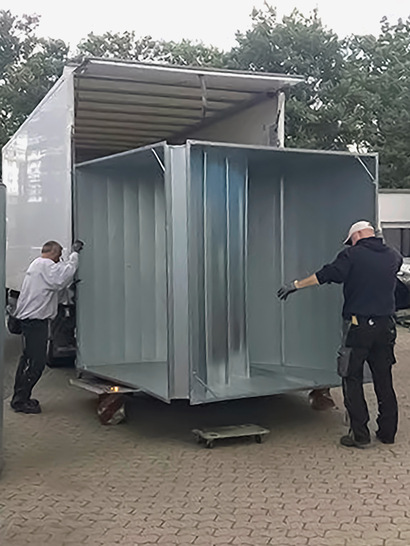 Typische Transportschäden mit negativen Auswirkungen auf die Dichtheit der Luftleitungskomponenten und damit des gesamten Systems entstehen beispielsweise durch die Handhabung und den unvermeidbaren Verzug insbesondere bei großen Luftleitungsbauteilen.