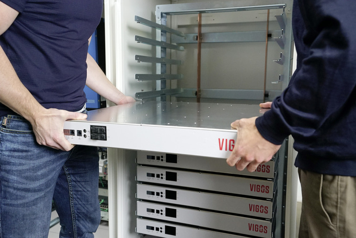 Die Vigos-Speicher gibt es in der Indoor-Version mit Kapazitäten von sechs bis 20 Kilowatt­stunden. Die Outdoor-Variante im IP45-Gehäuse liefert Kapazitäten von 18 bis 96 Kilowatt­stunden.