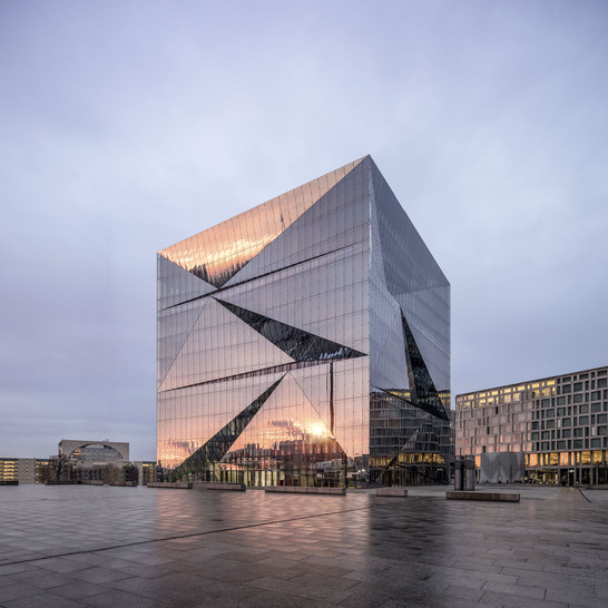 Hinter der glänzenden Fassade des Cube Berlin verbirgt sich Europas intelligentestes Bürogebäude. Einen wesentlichen Anteil an dem innovativen Smart Building-Konzept hat die vollverglaste Doppelfassade, die für das Cube Berlin mit technischen Sonnenschutzlösungen von Warema ausgestattet wurde. - © Bild: Warema / Adam Mørk
