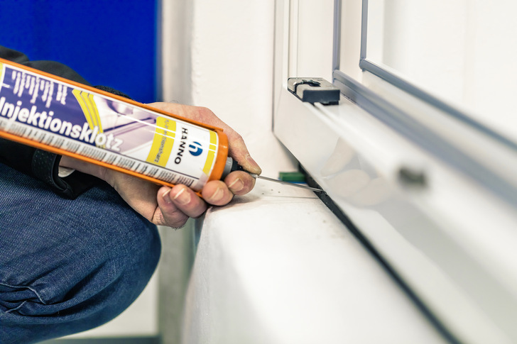 Einfacher geht’s Verklotzen kaum: Das PU-Injektionsharz wird direkt in die Fugendichtungsbänder eingespritzt und härtet dann aus.