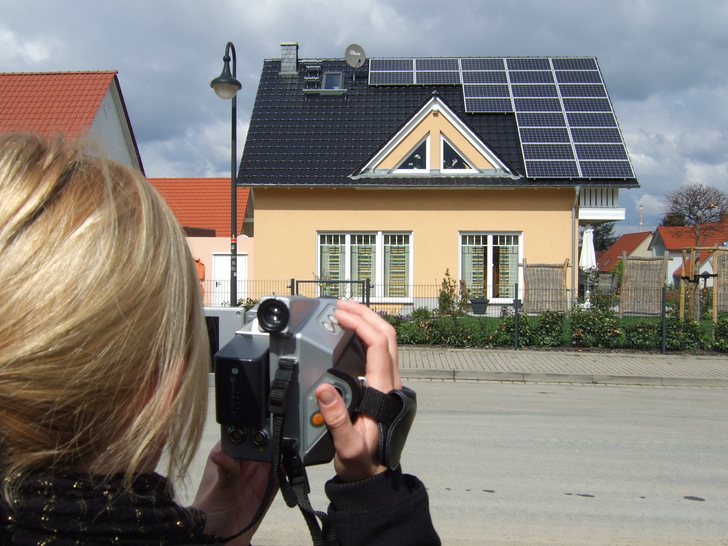 Die aktive Bauthermografie setzt eine gute Kameratechnik mit einer hohen thermischen Empfindlichkeit und IR-Auflösung voraus. - © Marian Behaneck
