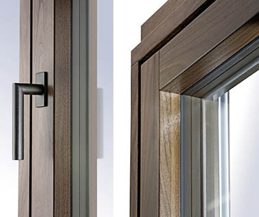 Neu von Kneer-Südfenster sind Aluminium--Holz-Fenster mit flächenbündigem Design und verdeckt liegenden Beschlägen, bei denen Rahmen und Flügel auf einer Ebene liegen – besonders elegant in der Holzart Nussbaum..