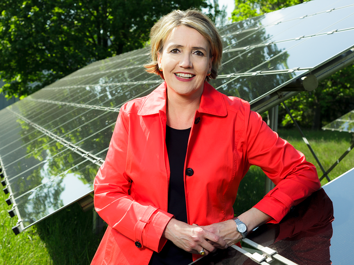 BEE-Präsidentin Simone Peter mahnt trotz Fortschritten bei der Ökostromerzeugung zu Reformen: "Nicht die Erneuerbaren sind teuer, wie immer suggeriert wird, sondern die Begleitumstände machen es teuer. Es ist Aufgabe der Politik, dass durch eine Neuordnung des Gestrüpps von Abgaben, Umlagen und Steuern deren Preiswürdigkeit auch bei den Verbraucherinnen und Verbrauchern ankommt."