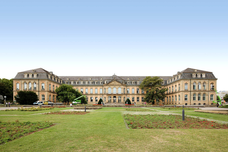 1 Das Stuttgarter Neue Schloss blickt auf eine lange Geschichte zurück. Ab 1746 in mehreren Phasen erbaut, wurde es erst 1806 vollendet.
