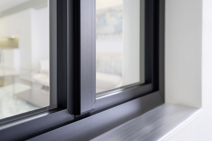 Das Fensterprofil-System Gealan-Linear zeigt im Segment 74 mm+ klare Kante.