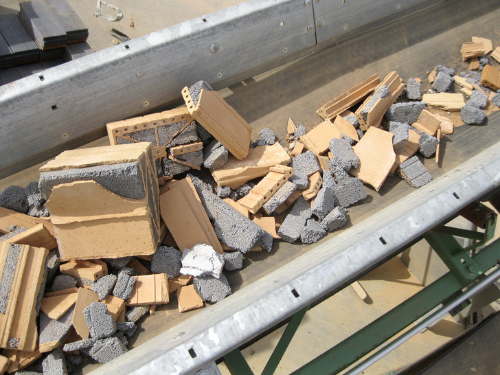 Warum außen dran kleben, wenn sich das EPS innen rein klemmen lässt? Der ZMK X6,5 von Kellerer ZMK Ziegelsysteme glänzt nicht nur mit gutem U-Wert von 0,17 W/(m 2 K) …