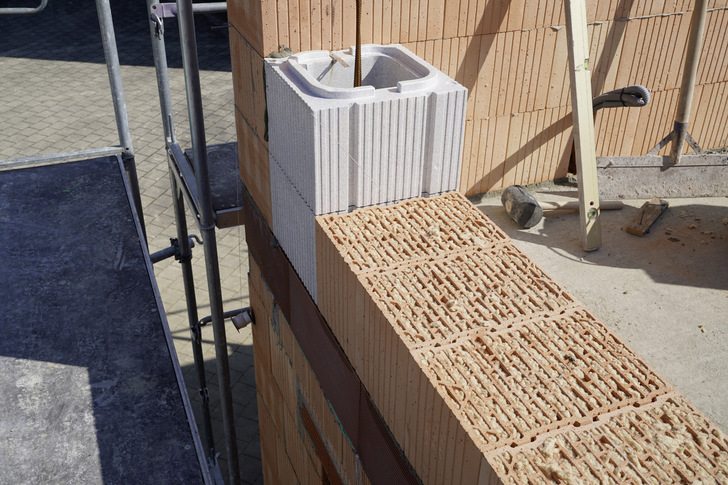 Hohe Stabilität bei geringem Eigengewicht: Stützen­dämmschalungen von Leipfinger-Bader sind im Ziegelrastermaß gefertigt und geschosshoch mit Beton verfüllbar.