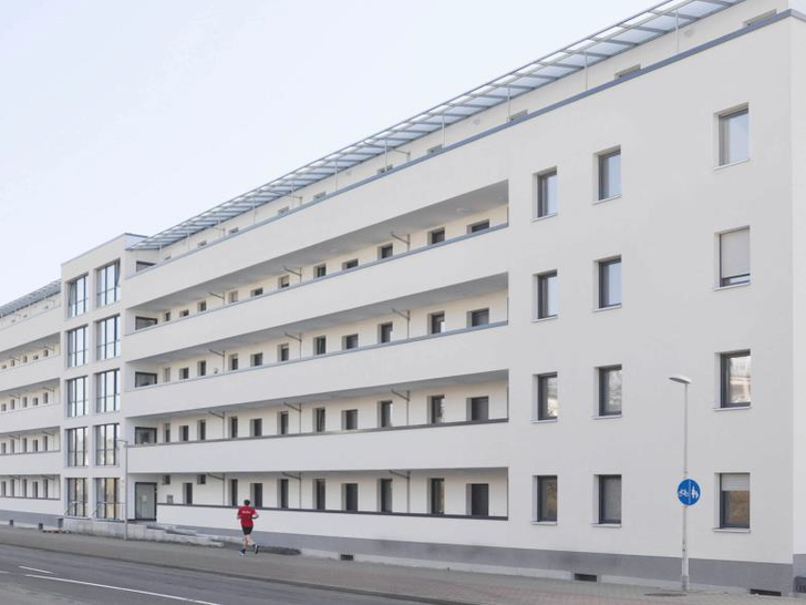 Erleichterung für Blower-Door-Test großer Laubenganghäuser, wenn ihre Luftdichtheit nach dem Gebäude-Energie-Gesetz bestimmt werden soll: Bei Gebäuden wie diesem genügt jetzt eine nach DIN EN ISO 9972, Anhang NB definierte Stichprobe.