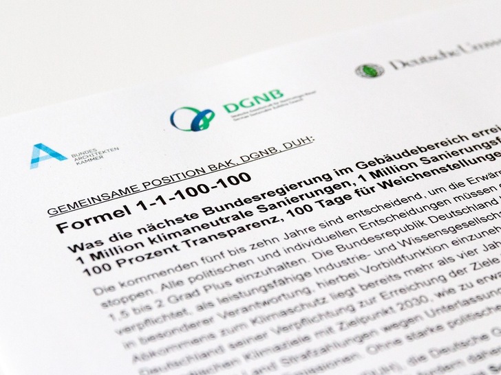 Die Bundesregierung als Adressatin: Zum sofortigen Handeln bei der Sanierung von Bestandsgebäuden fordern in einem gemeinsamen Positionspapier die Bundesarchitektenkammer, die Deutsche Gesellschaft für Nachhaltiges Bauen und die Deutsche Umwelthilfe auf. - © DUH
