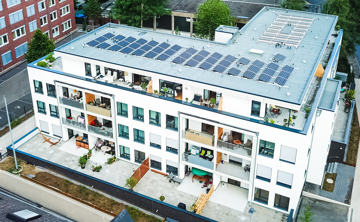 Einen Neubau des Mettmanner Bauvereins im Herzen von Mettmann bei Düsseldorf hat Naturstrom mit einer 20-Kilowatt-Photovoltaikanlage ausgestattet. Den Solarstrom vom Dach bietet der Energieversorger den 25 Haushalten mit einem Mieterstromtarif an. - © Naturstrom
