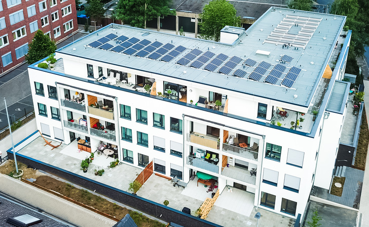 Einen Neubau des Mettmanner Bauvereins im Herzen von Mettmann bei Düsseldorf hat Naturstrom mit einer 20-Kilowatt-Photovoltaikanlage ausgestattet. Den Solarstrom vom Dach bietet der Energieversorger den 25 Haushalten mit einem Mieterstromtarif an.