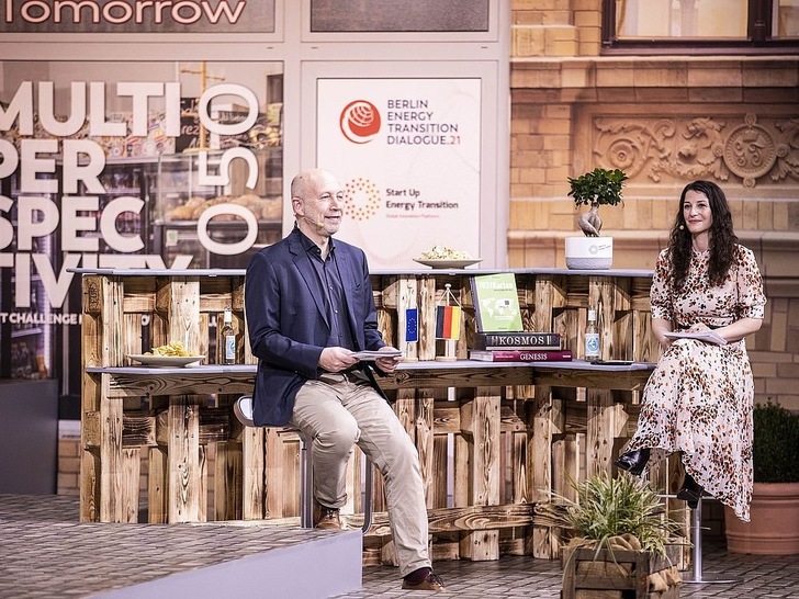 Geraldine de Bastion vom Globalen Netzwerk sozialer und technologischer Innovatoren und dena-Geschäftsführer Andreas Kuhlmann präsentieren die Finalisten des Start Up Energy Transition Awards.