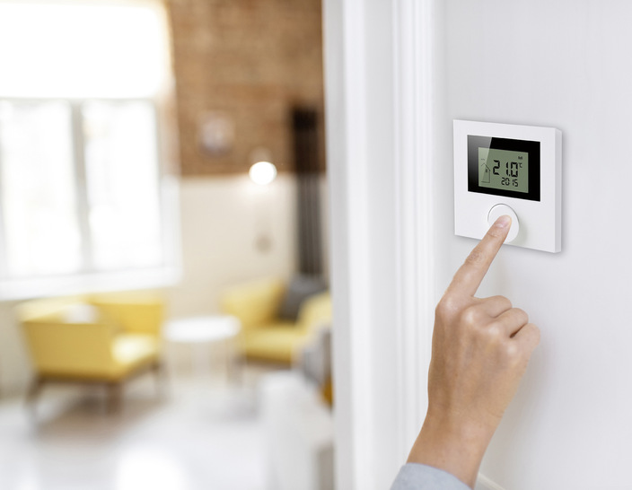 Das Raumthermostat der Funksteuerung ZEWO Funkline zeigt Betriebszustand, Raumtemperatur, und Systemzeit. Über verschiedene Menüs lassen sich Funktionen wie Frostschutz, Partymodus oder Zeitprogramme einstellen.