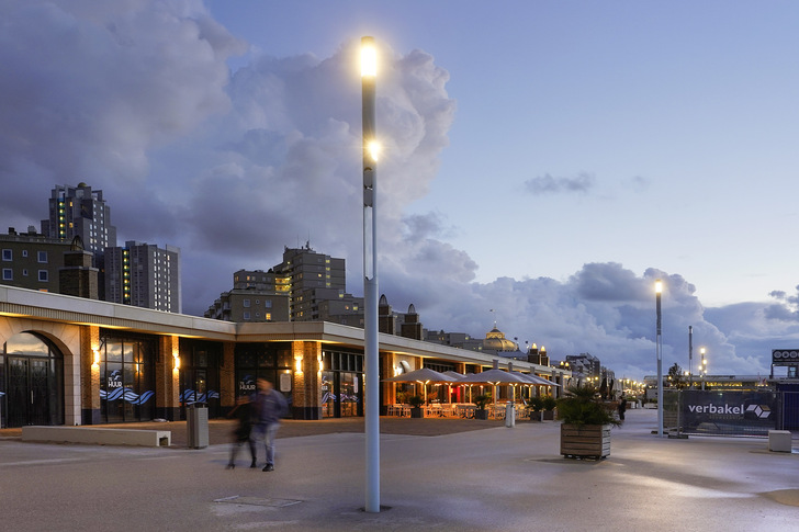 Die modularen und smarten Lif Lichtstelen von Selux Lif am Noorderboulevard von Scheveningen übernehmen nicht nur klassische Aufgaben wie das inszenieren urbaner Räume mit Licht, sondern sie sind auch strategische Stützpunkte einer integrierten Smart-­City-Infrastruktur. - © Bild: JuistInBeeld
