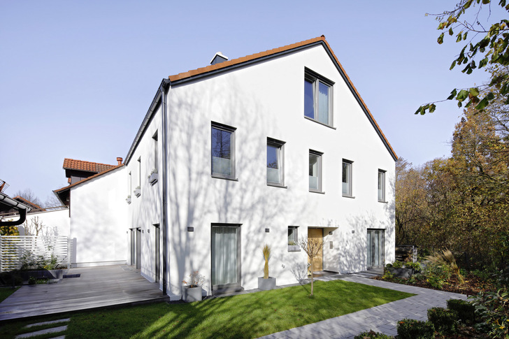 Das smarte Einfamilienhaus vereint das Beste aus zwei Welten: die Sicherheit einer fest installierten Sprechanlage und die Freiheit mobiler Türkommunikation mit Geolocation.