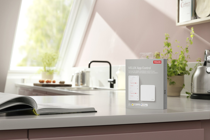 Internet Gateway und kostenlose App ermöglichen die einfache Steuerung von Dachfenstern, Sonnen- und Hitzeschutzprodukten per Smartphone, ohne dass beim Handwerker Aufwand für Einrichtung und Installation entsteht.