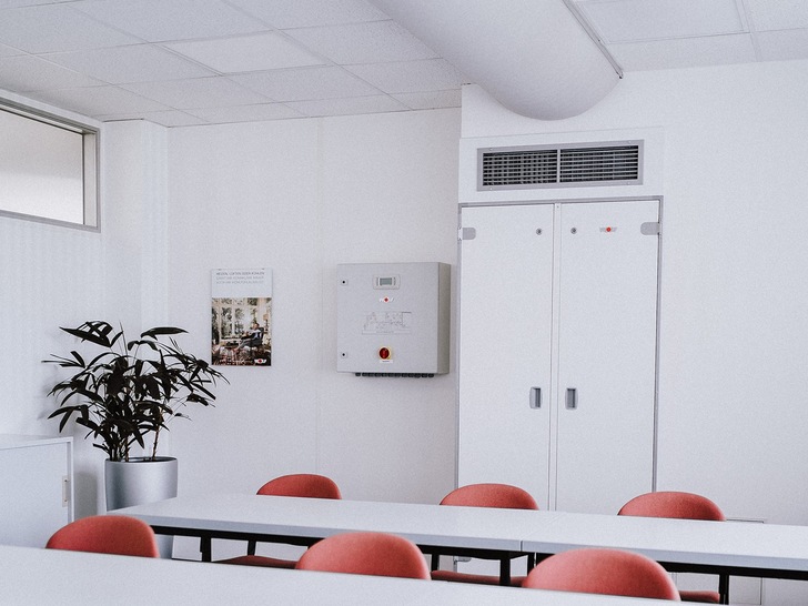 Mit seinem Förderprogramm unterstützt der Bund unter anderem den Corona-gerechten Umbau von RTL-Anlagen in Schulen – nun auch in privaten Einrichtungen.