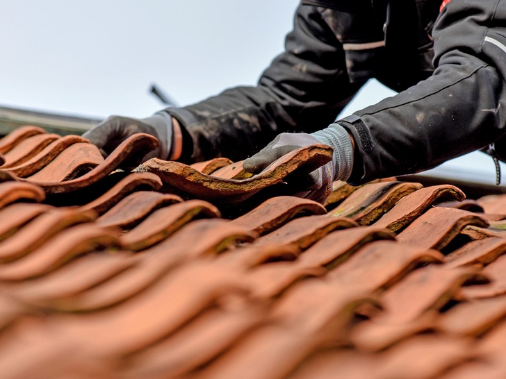 Trotz Corona haben die deutschen Dachdeckerbetriebe im vergangenen Jahr ein Umsatzplus von sieben Prozent erwirtschaftet. - © Gerhard Seybert - stock.adobe.com
