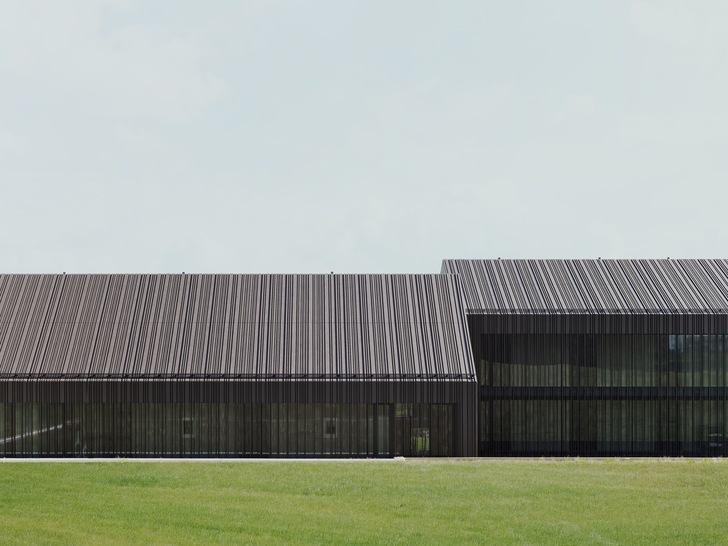 Die Farb- und Materialwahl für die Fassaden und Dächer ist an die regionaltypischen Baustrukturen angelehnt. - © Brigida González, Stuttgart
