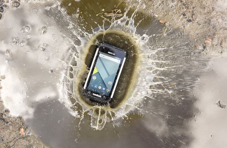 Robuste Smartphones vertragen schon mal einen Sturz auf den Boden und ein kurzes Bad in der Pfütze. - © ﻿Bild: Handheld Germany / Martin Frick
