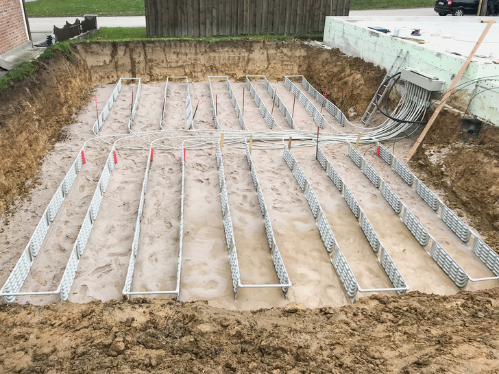 Der Platz über den Erdwärmekollektoren lässt sich bis zu einer Wurzeltiefe von 80 cm bepflanzen oder mit einem regendurchlässigen Belag als Stellplatz nutzen.