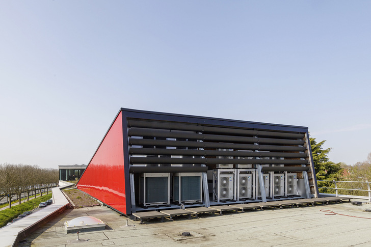 Bei der Genter Marketingagentur Claerhout stehen die Wärmepumpen-Außengeräte unter einem Schutzbau auf dem Flachdach. Sonnensegel schützen sie vor Überhitzung. - © Bild: Studio Claerhout

