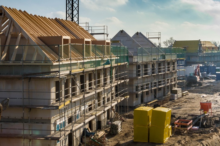 Da braut sich etwas zusammen: Viele Bauprojekte kämpfen bereits mit signifikanten Lieferengpässen bei Holz, Dämmmaterial und Stahl.