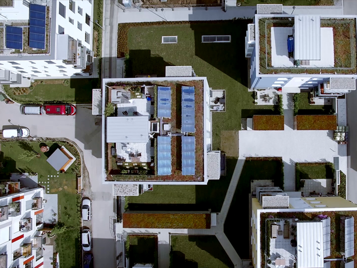 Will Deutschland seinen Gebäudesektor dekarbonisieren, führt kein Weg an Solarthermie vorbei. Im Freiburger Quartier Gutleutmatten bilden dezentrale Solarthermieanlagen ein Nahwärmenetz.