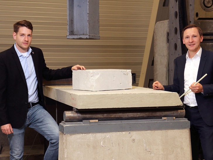Projektleiter Stefan Carstens (links) und Professor Matthias Pahn arbeiten an umweltfreundlicheren Betonbauteilen. - © Koziel/TUK
