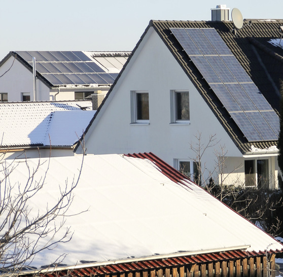 Einstellungssache: Im Winter können flach montierte PV-Module zum Teil über Wochen mit Schnee bedeckt sein, sodass sie keinen Strom produzieren. Bei steil installierten Anlagen dagegen rutscht der Schnee schon nach wenigen Stunden Sonnenschein ab.