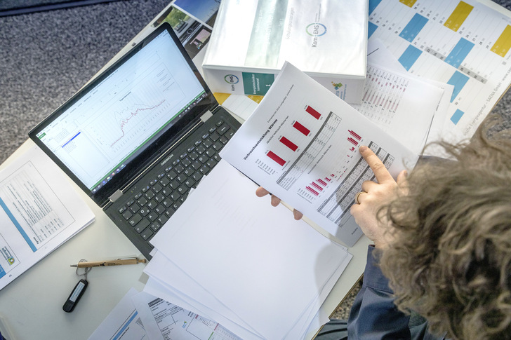 Die Sächsische Energieagentur hat bei ihrem Pilotprojekt zur „Energiedaten­erfassung und Einstiegsberatung kommunales Energie­management“ das kostenfreie Webtool Kom.EMS Check eingesetzt. Es hilft bei der Bewertung von Energiemanagementsystemen in Kommunen.