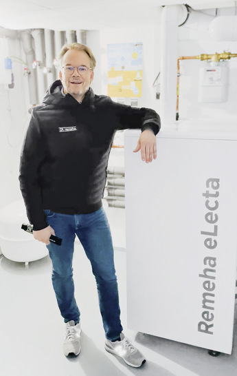 Außendienstmitarbeiter Heiko Schulz präsentiert die Brennstoffzellenheizung eLecta 300. - © Bild: Remeha

