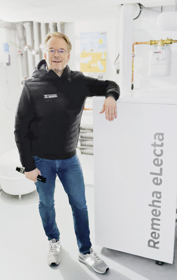 Außendienstmitarbeiter Heiko Schulz präsentiert die Brennstoffzellenheizung eLecta 300.