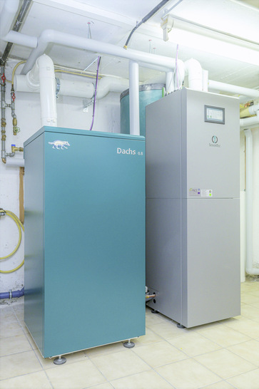 Bei der Brennstoffzellenheizung Dachs 0.8 speichert ein integrierter Puffer die erzeugte Wärme und deckt zeitweise anfallende Bedarfsspitzen gemeinsam mit einem Spitzenlastkessel ab.
