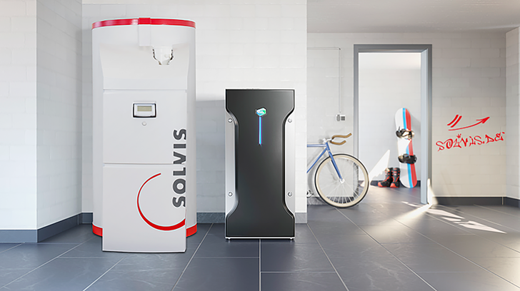 Die Brennstoffzelle Bluegen BG-15 (rechts) heizt zusammen mit dem Kesselspeicher Solvis Max.