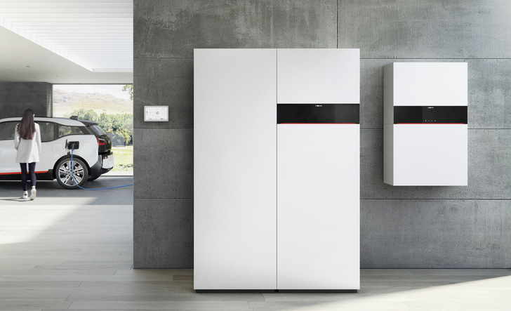 Gemeinsam mit dem Stromspeicher Vitocharge VX3 (rechts) macht das Brennstoffzellen-Heizgerät Vitovalor PT2 einen Haushalt größtenteils unabhängig vom öffentlichen Stromnetz.