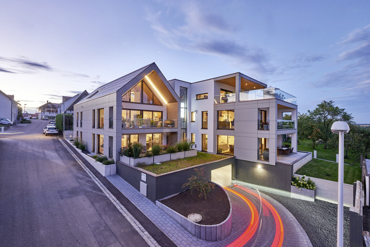 Das Wohnhaus-Ensemble in Nürtingen-Reudern besteht aus zwei durch und durch wohngesunden Klimaholzhäusern. Es wurde aus konfigurierbaren Brettsperrholz-Elementen des Herstellers Lignotrend für Wände, Decken und Dach konstruiert. 