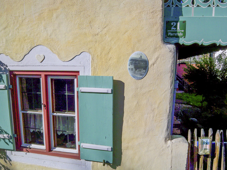 Liebe zum Detail: An der Fassade untermalen unter anderem Kalkfarbe und Kalkwasserlasur in Freskotechnik den Charme des 360 Jahre alten Bauernhauses.