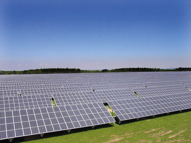 Das Blatt wendet sich: Durch die verschärften Anstrengungen zum Klimaschutz steigen die Kosten für den Betrieb von konventionellen Kraftwerken. Zugleich sinken die Stromgestehungskosten von Photovoltaikkraftwerken weiter. - © Fraunhofer ISE
