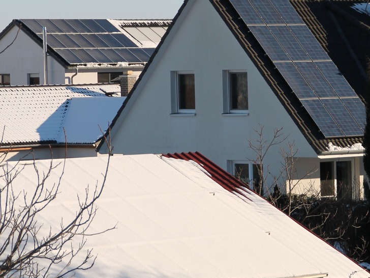 Einstellungssache: Im Winter können flach montierte PV-Module zum Teil über Wochen mit Schnee bedeckt sein, sodass sie keinen Strom produzieren. Bei steil installierten Anlagen dagegen rutscht der Schnee schon nach wenigen Stunden Sonnenschein ab. - © Werner Schmid
