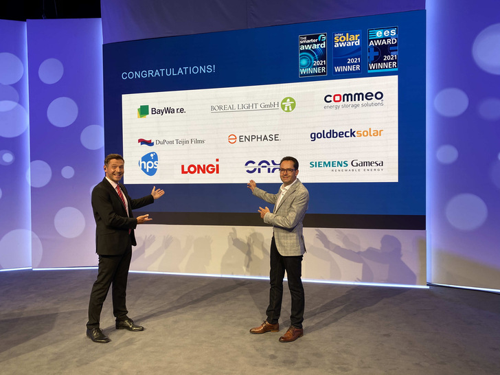 Moderator Kilian Reichert (links) und Solar Promotion-Geschäftsführer Markus Elsässer präsentieren auf virtueller Bühne die Gewinner des ees AWARD 2021.